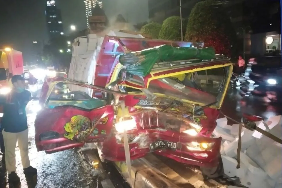 Kecelakaan Maut di Jalan Gatot Subroto: Sopir Truk Tewas Usai Menabrak Pembatas Jalan