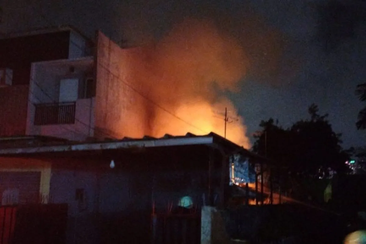 Kebakaran di Kemanggisan, Dua Keluarga Kehilangan Rumah