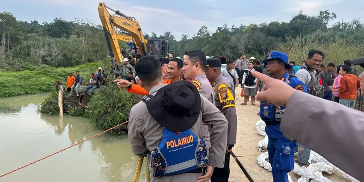 Truk Terjun ke Sungai Segati, 11 Penumpang Masih Hilang