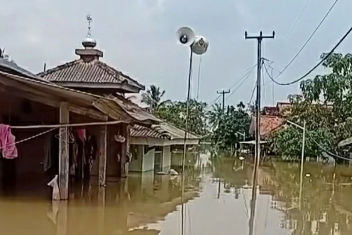 Banjir Rendam Ratusan Rumah di Karawang, Warga Terpaksa Mengungsi