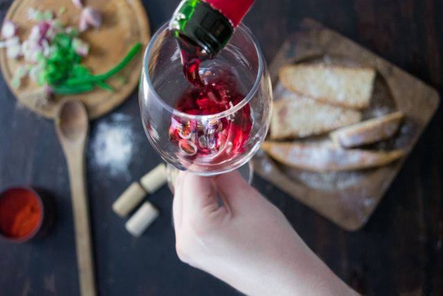 tips menuang wine